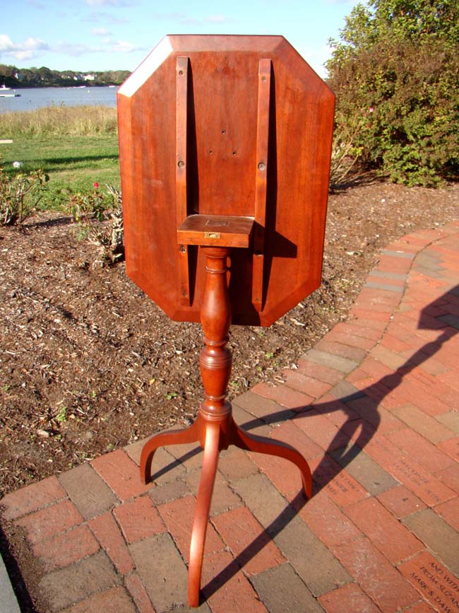 A fine late 18th century Hepplewhite cherry tilt-top candle stand on spider legs circa 1790 — image 2